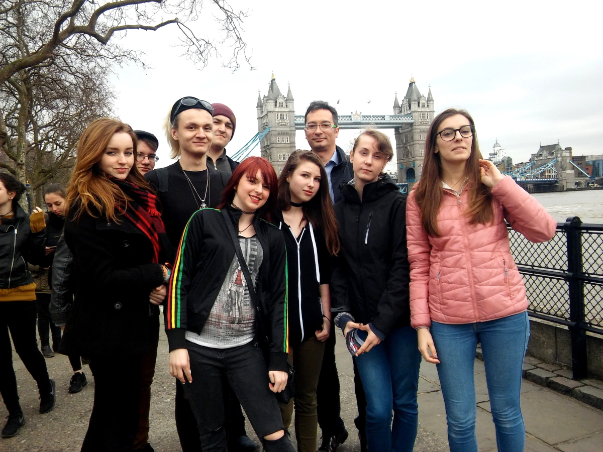 Uczniowie BSP przed Tower Bridge z ulubionym przewodnikiem p. Darkiem Latuszkiewiczem